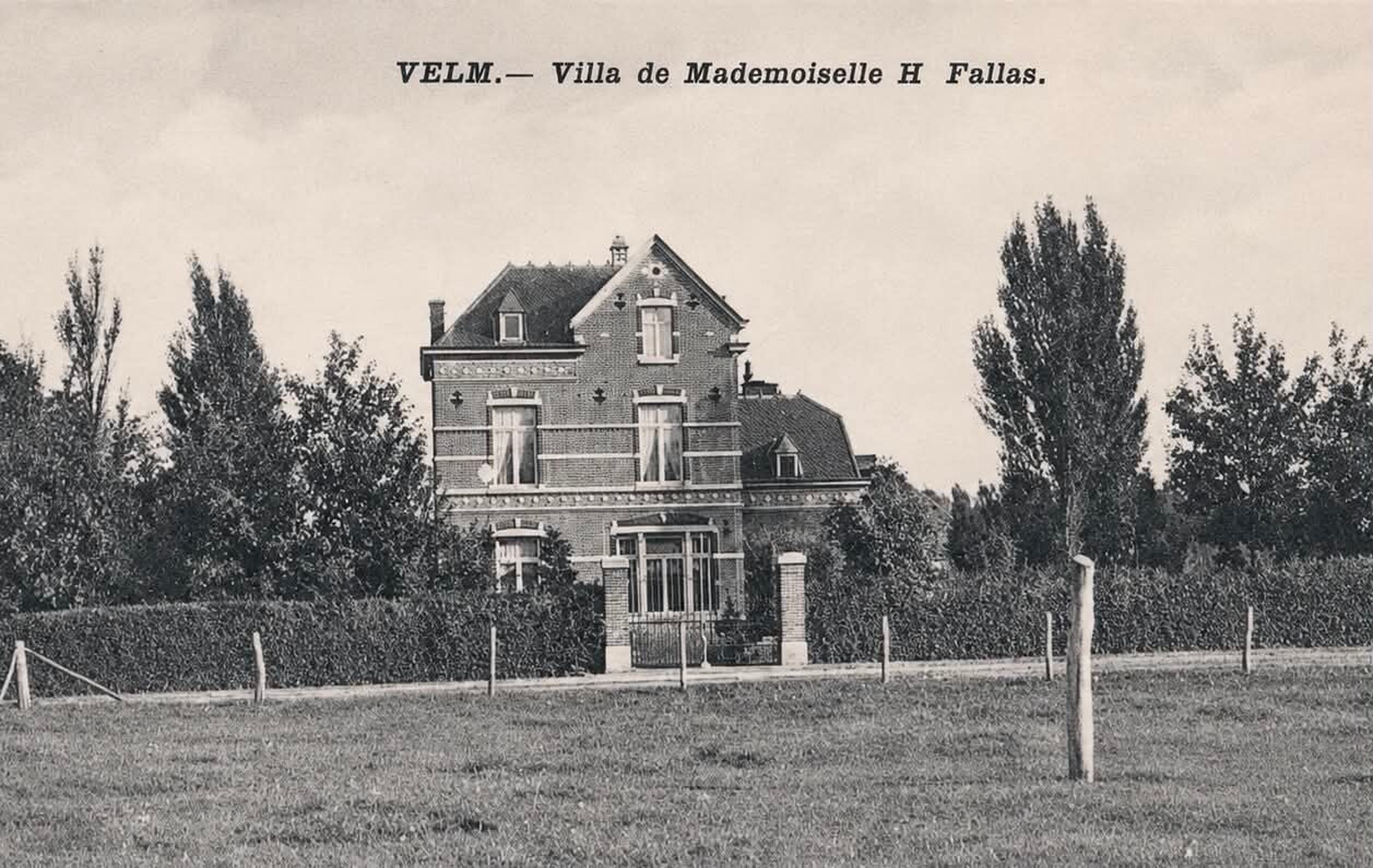 Oude prentkaart met het opschrift "VELM. — Villa de Mademoiselle H Fallas": het pand rond 1890, met een haag en jonge bomen ervoor.